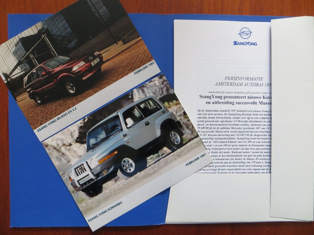 SsangYong Korando Musso persmap met 2 persfoto's AutoRAI 97, Ophalen of Verzenden, Nieuw, Overige merken