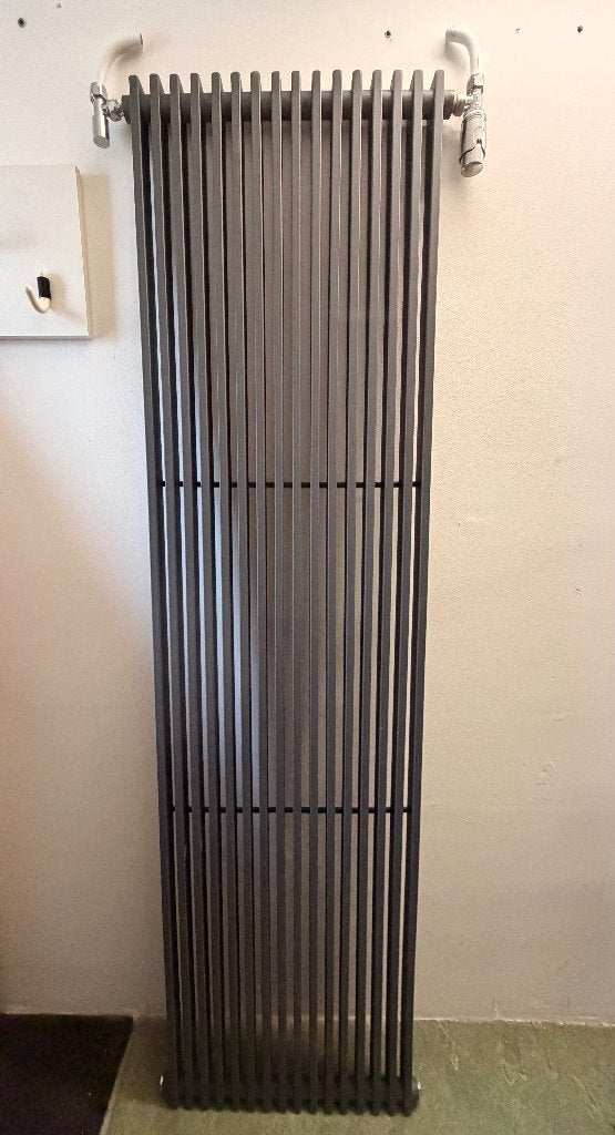 Design radiator plus aan- en afvoerkraan, Ophalen, Radiator, Minder dan 60 cm, Zo goed als nieuw
