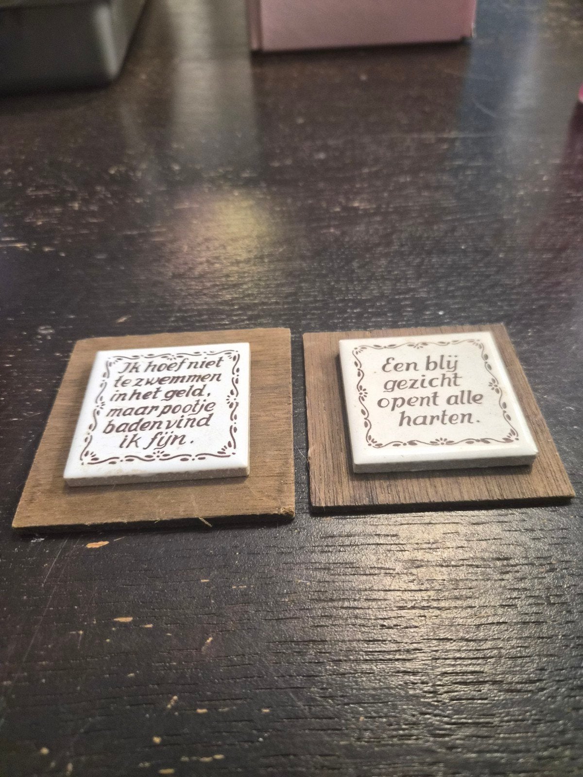2 Kleine Tegeltjes met Tekst op Houten Sokkel, Ophalen of Verzenden