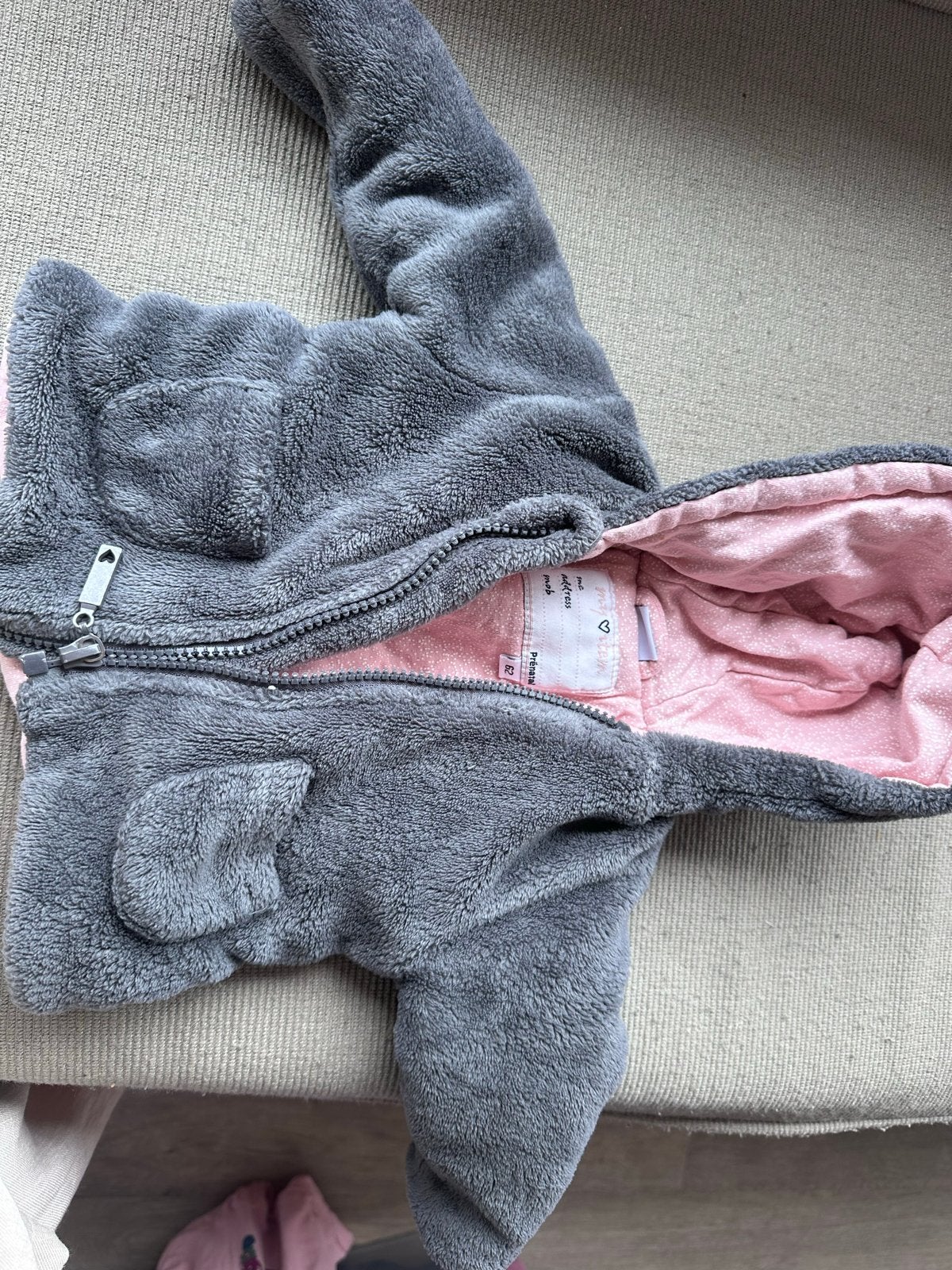 Zachte grijze baby jas met roze voering, Ophalen, Zo goed als nieuw, Jongetje of Meisje