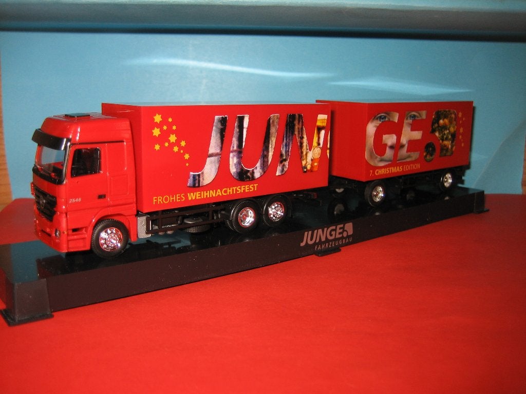 Junge  MERCEDES 2546  in PC-vitrine  AWM, Ophalen of Verzenden, Zo goed als nieuw, Bus of Vrachtwagen, AWM