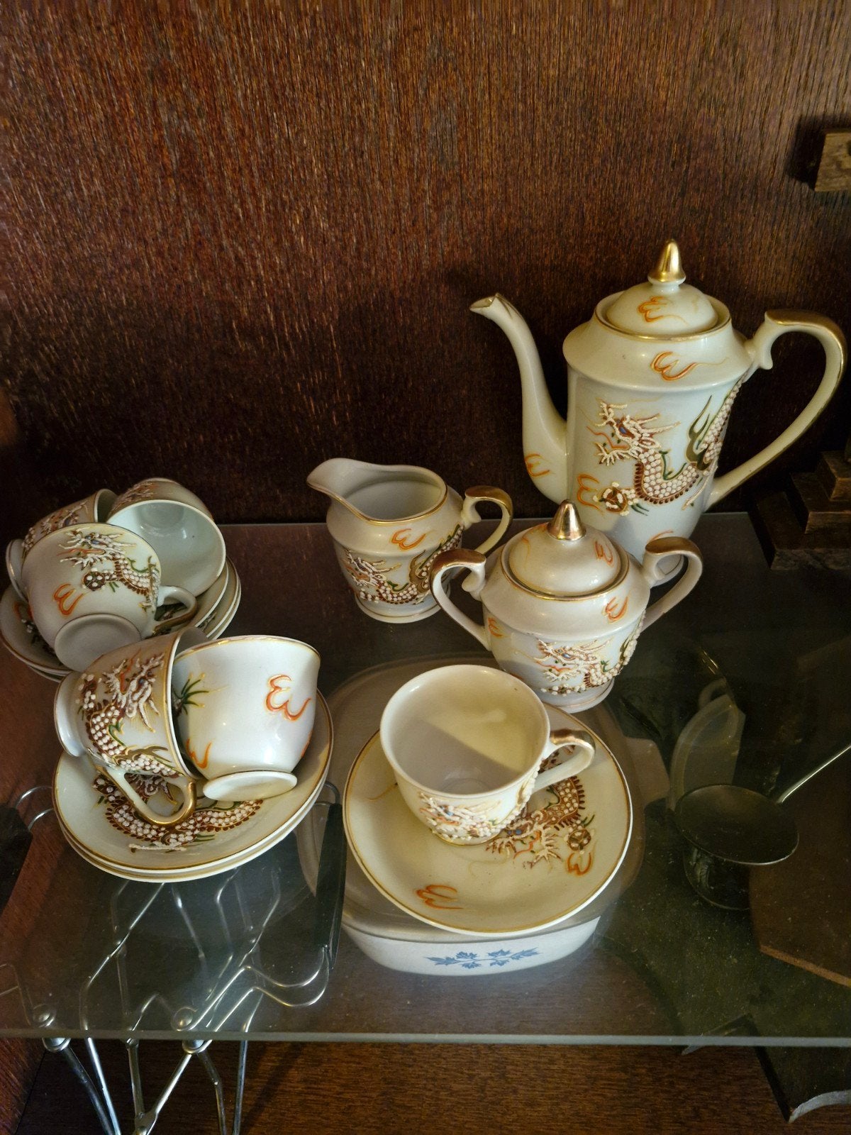 Thee / koffie set met draak erop, Ophalen