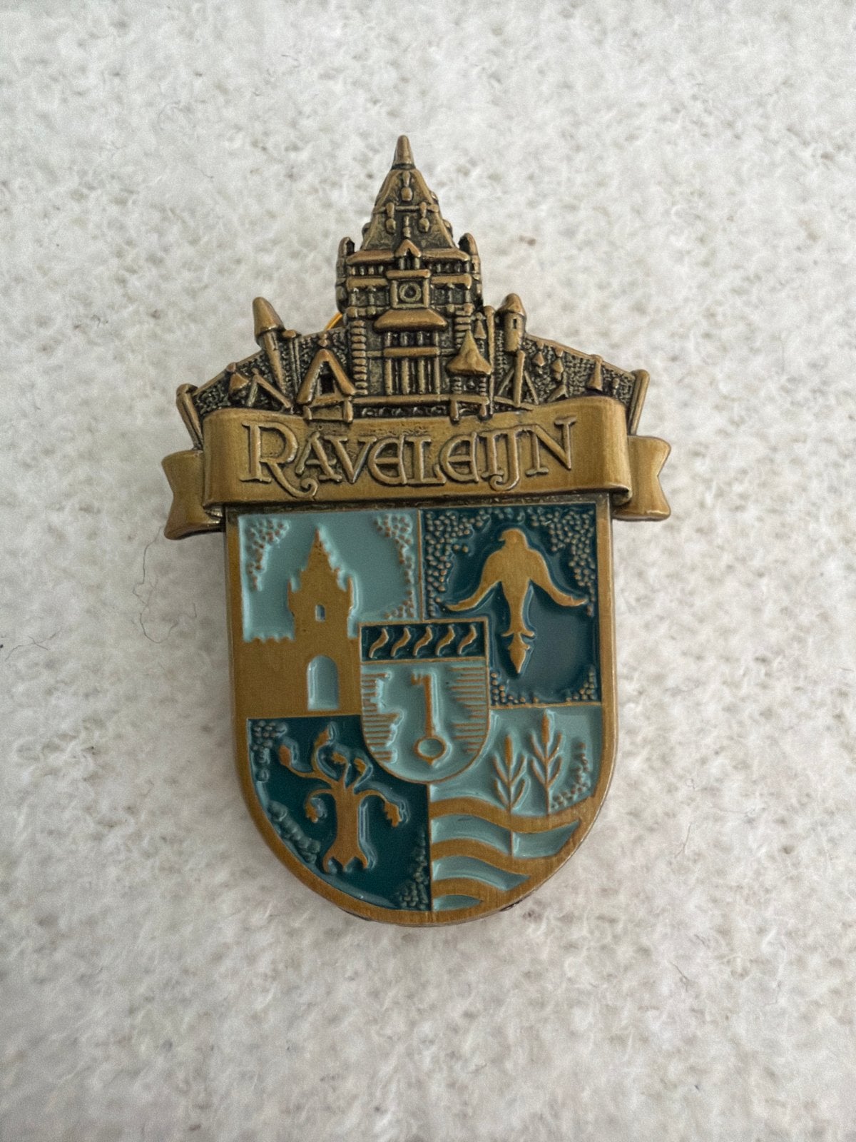 Efteling Raveleijn Pin - Held van Raveleijn, Verzamelen, Efteling, Ophalen of Verzenden, Gebruikt, Button of Speldje