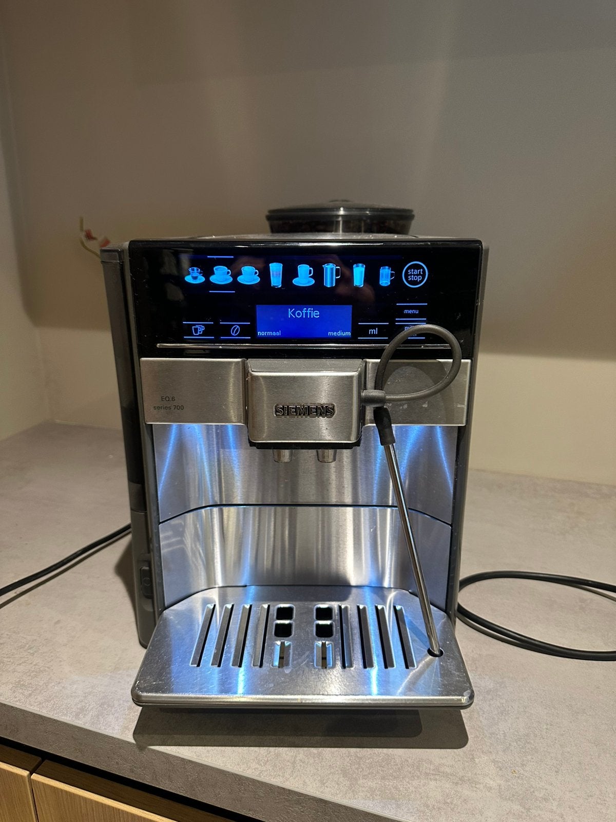 Siemens EQ6. 700, Witgoed en Apparatuur, Gebruikt, 10 kopjes of meer, Koffiemachine, Afneembaar waterreservoir