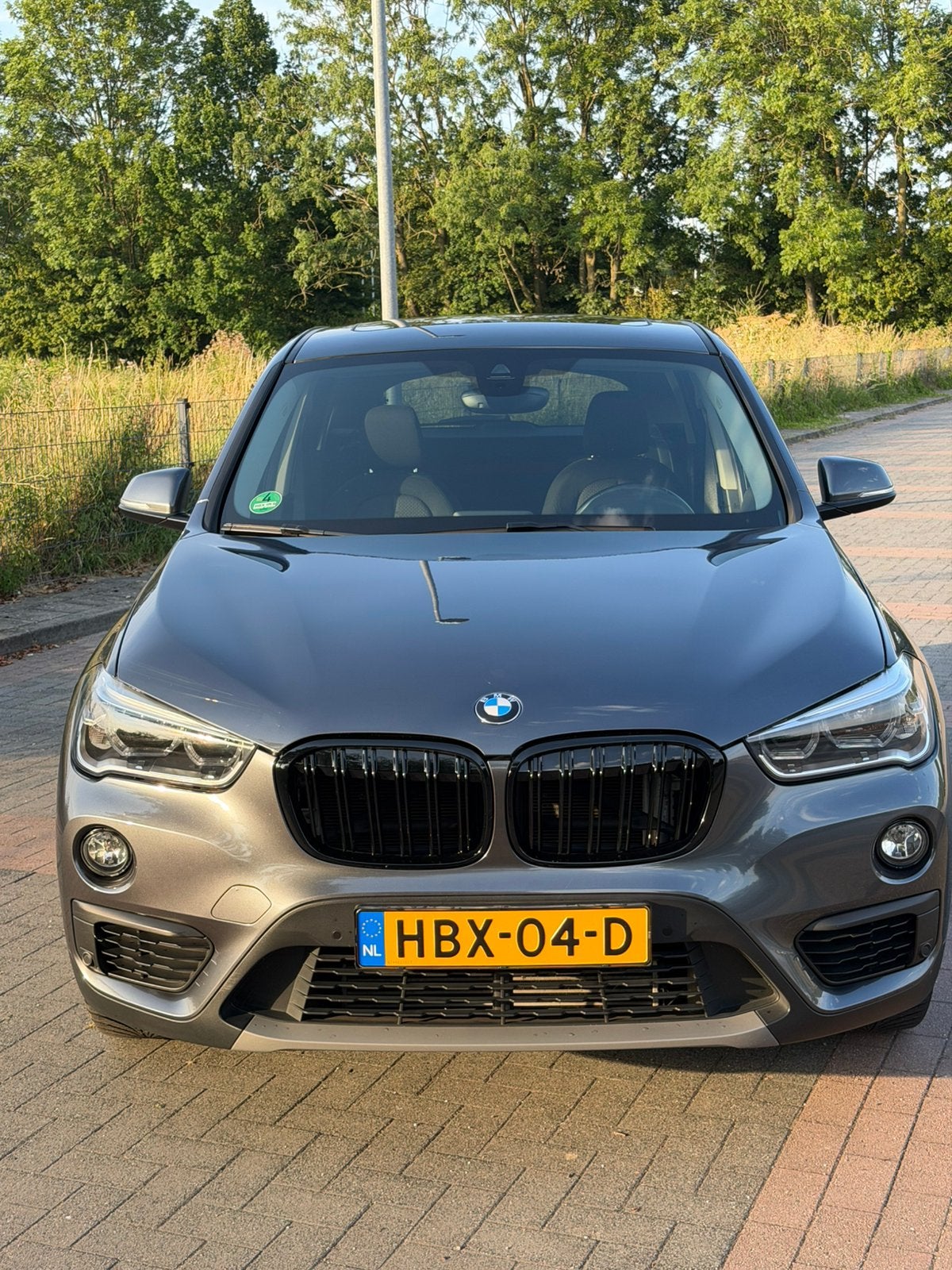 BMW X1 sDrive20i 192PK AUTOMAAT | PANO | LED | NAVI | 93.000, 1998 cc, Stof, 1800 kg, Zwart