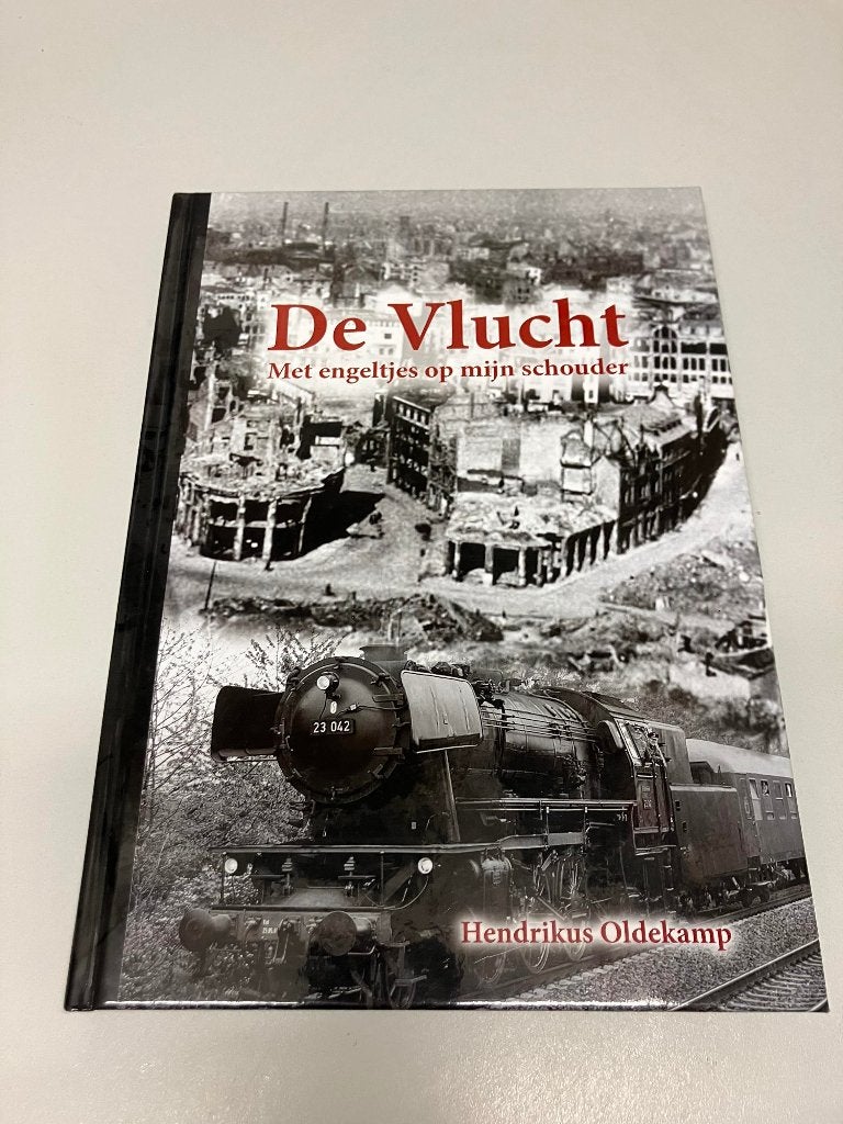 De Vlucht Met engeltjes op mijn schouder ~ Oldekamp gesign, Ophalen of Verzenden, Algemeen, Oldekamp, Tweede Wereldoorlog