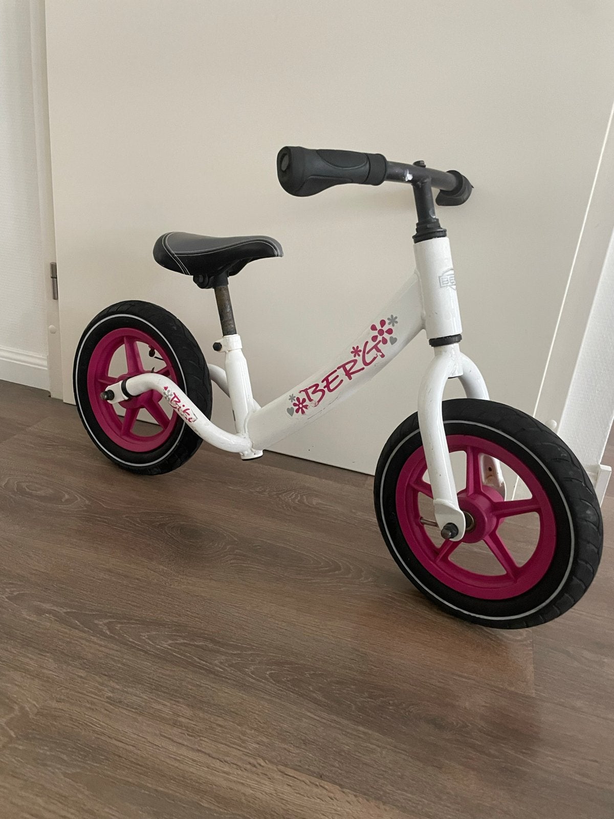 BERG Loopfiets Wit/Roze - Perfect voor Jonge Avonturiers, Fietsen en Brommers, Fietsen | Kinderfietsjes, Ophalen, Gebruikt, Minder dan 16 inch