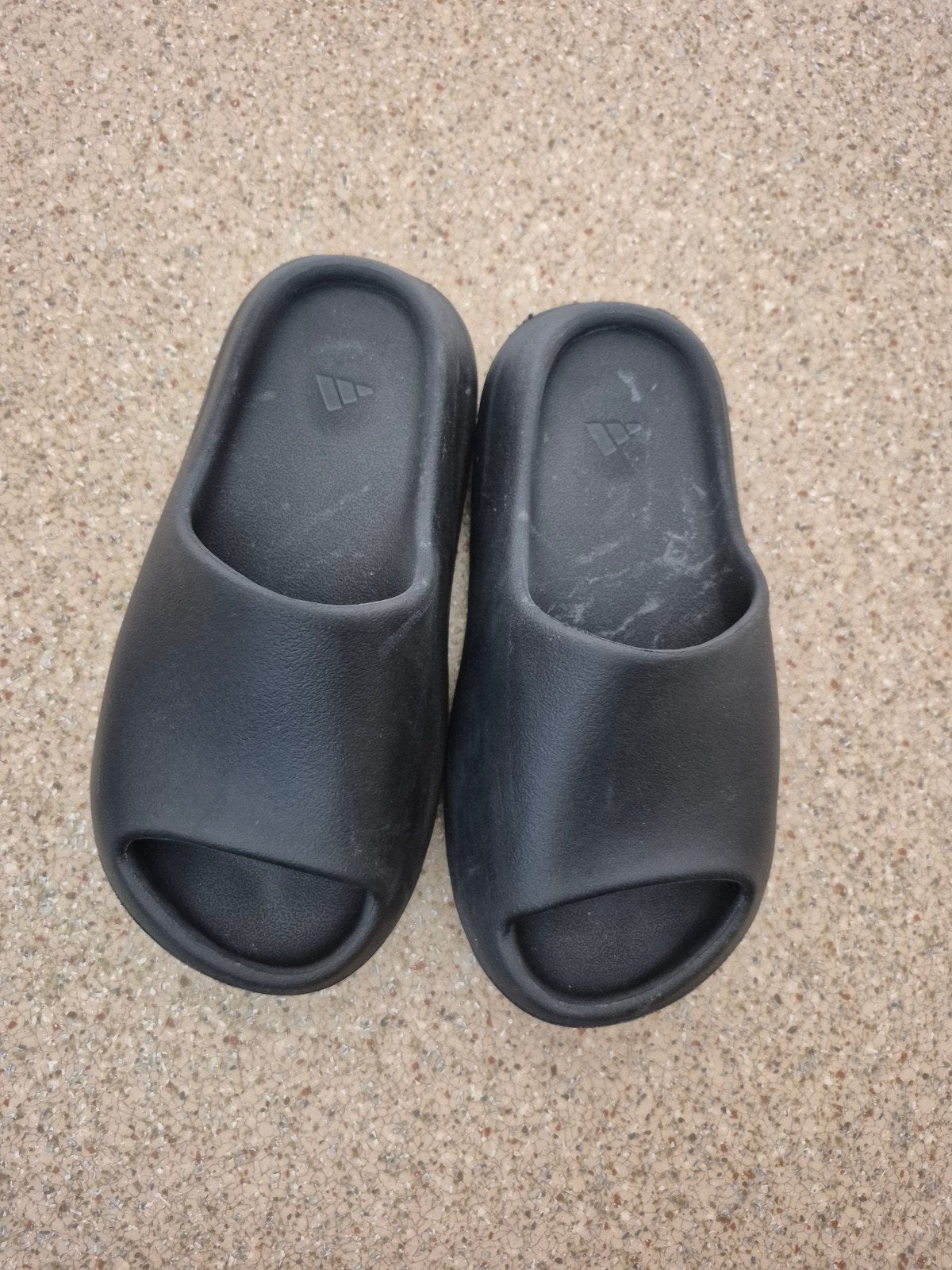 Adidas Yeezy Slide Onyx - Maat 34, Ophalen of Verzenden, Zwart, Sneakers of Gympen