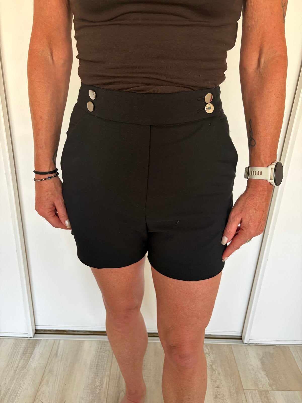 Zwarte korte broek met gouden knopen, Kort, Zwart, Ophalen of Verzenden, Zo goed als nieuw