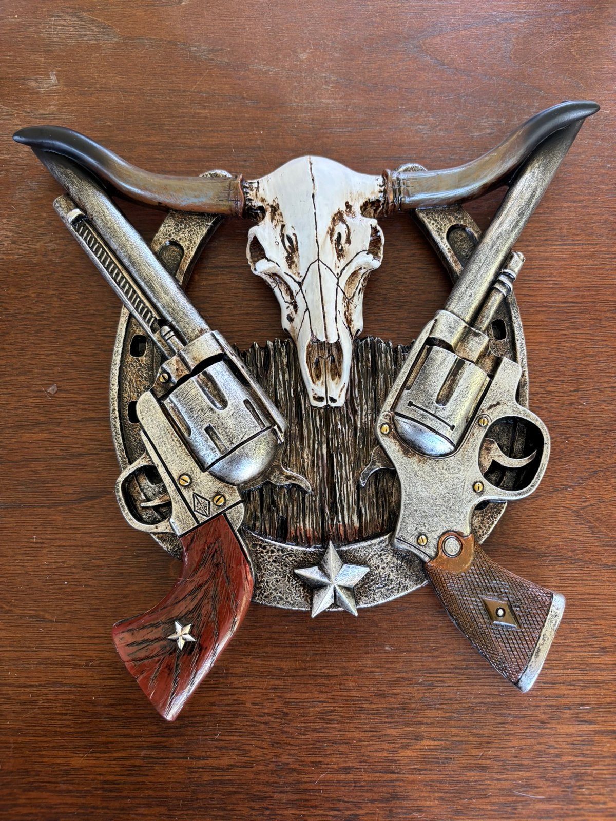 Western deco wandbord pistolen en skull, Western, 25 cm, Bruin, Kunststof