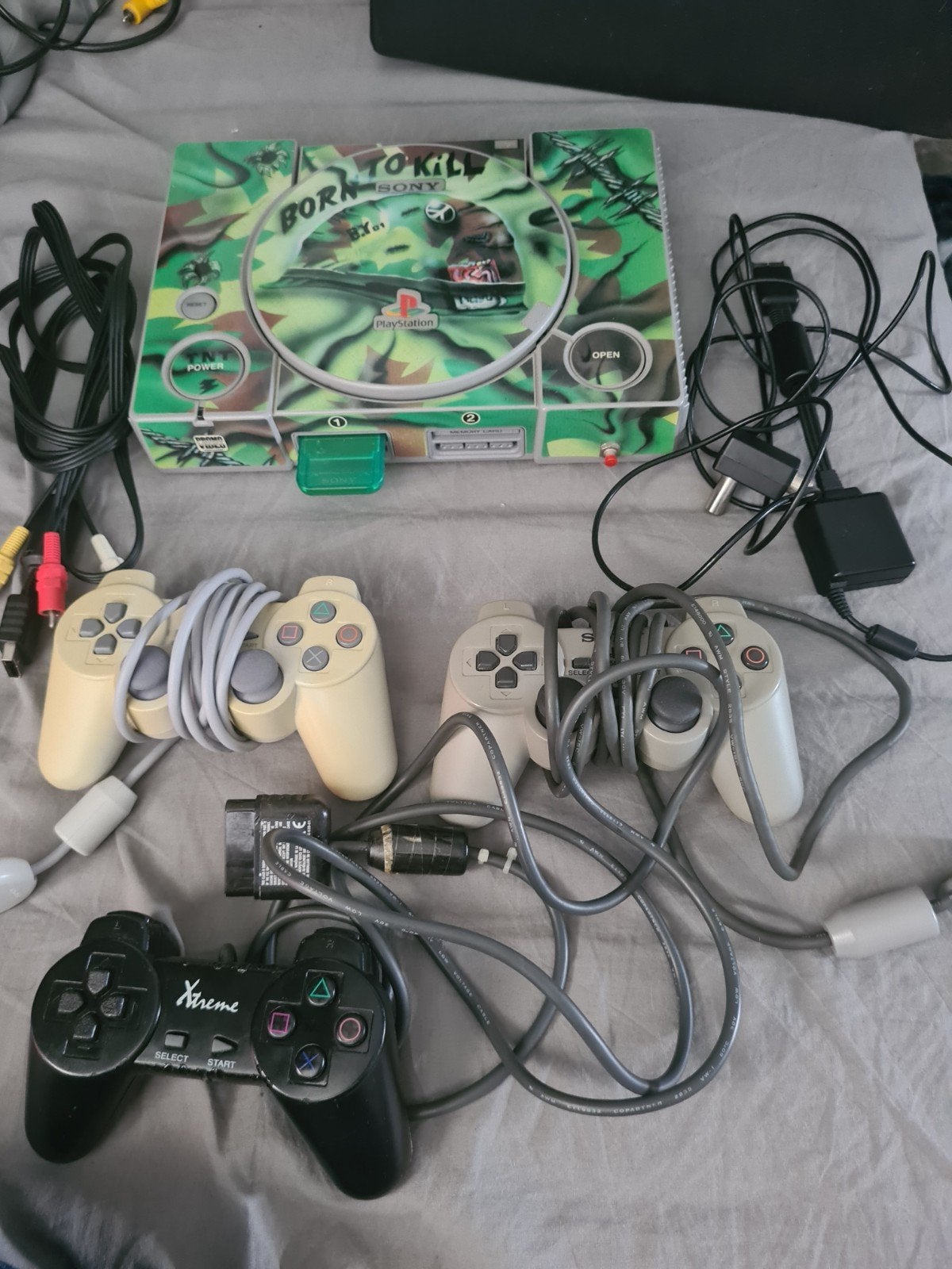 PlayStation 1 met 3 controllers en kabels - Camouflage, Ophalen of Verzenden, Gebruikt, Met 3 controllers of meer