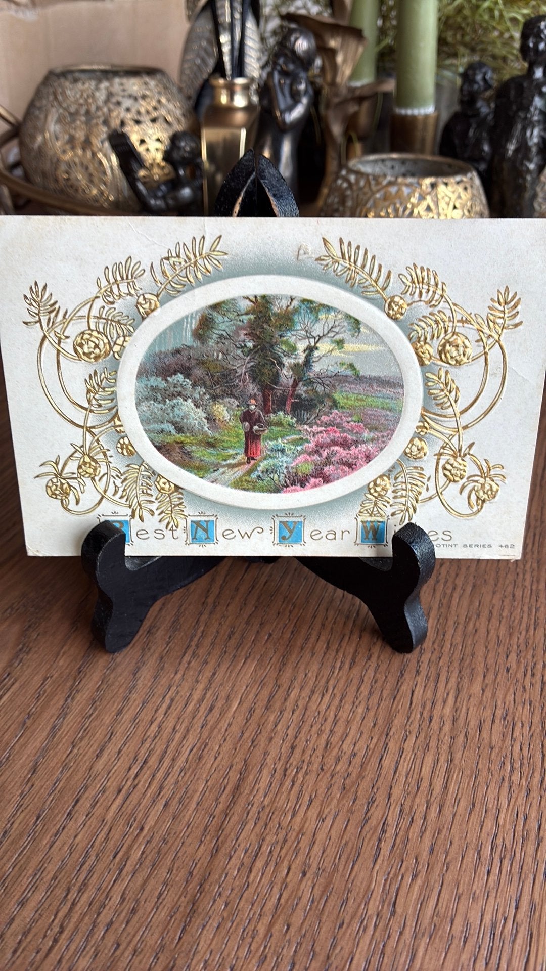 Nieuwjaarswens.Reliefkaart, goudopdruk. Vrouw in landschap., Ophalen of Verzenden, Voor 1920, Overige thema's