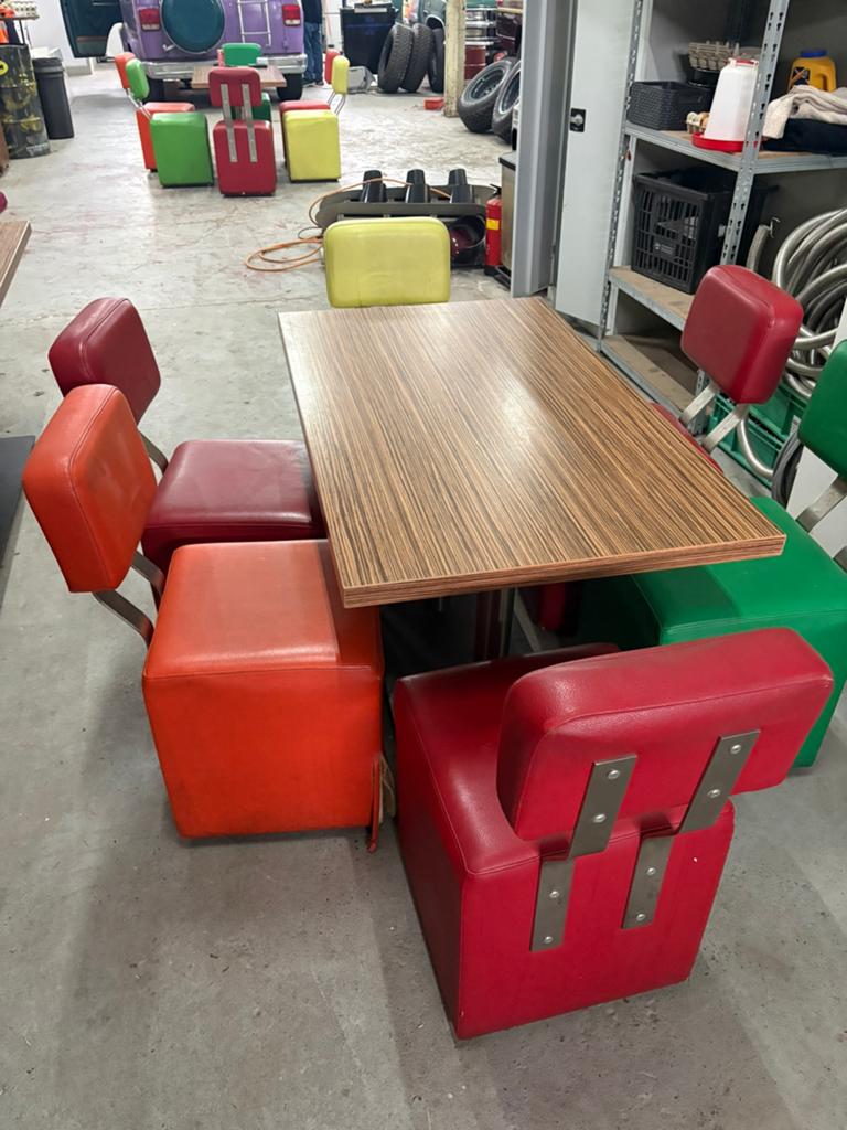 Mancave Amerikaanse stijl stoelen en tafel, Huis en Inrichting, Tafels | Eettafels, Ophalen, Gebruikt, 100 tot 150 cm, Amerikaans