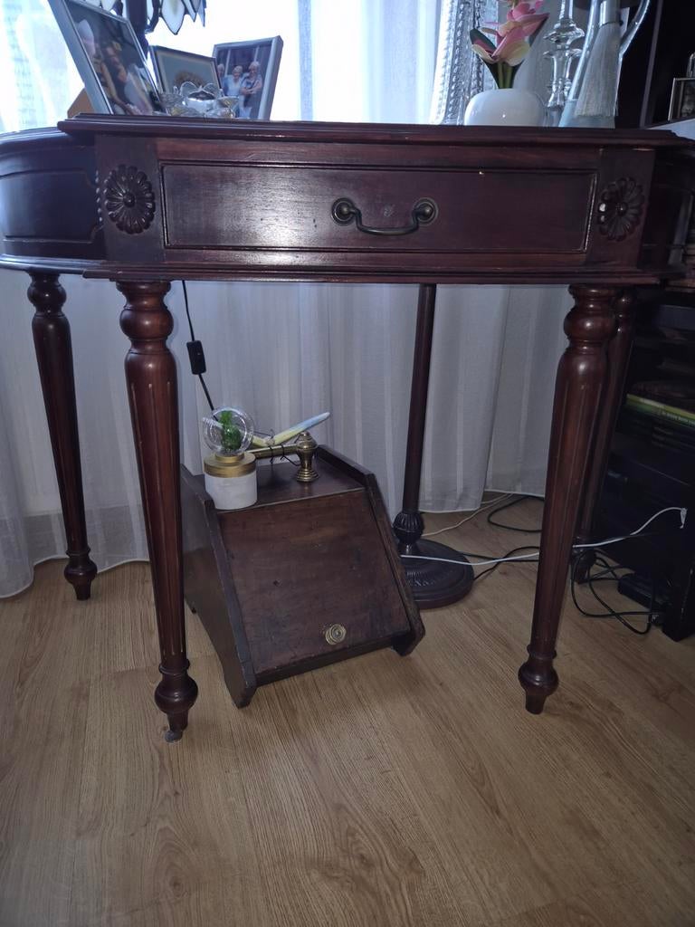 Houten halfronde tafel met lade, Ophalen