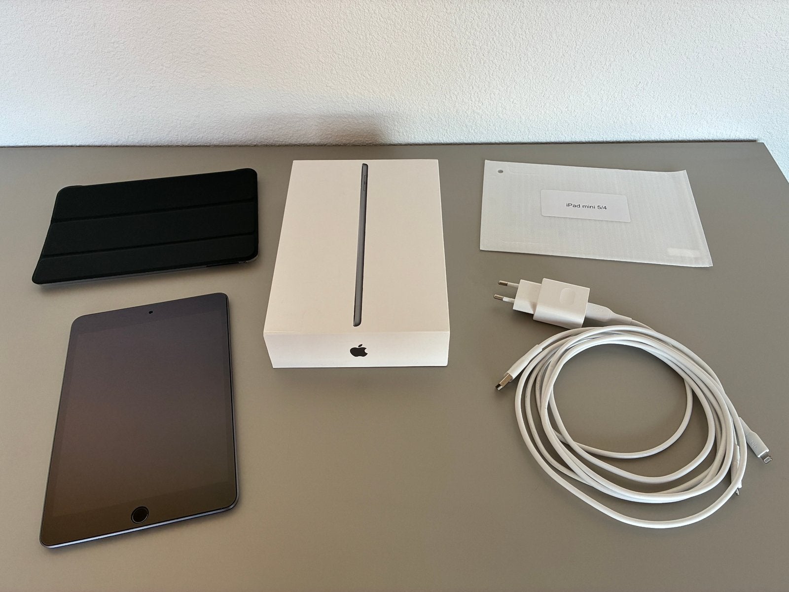 Foto 6 van iPad mini 5 64GB met hoesje en lader
