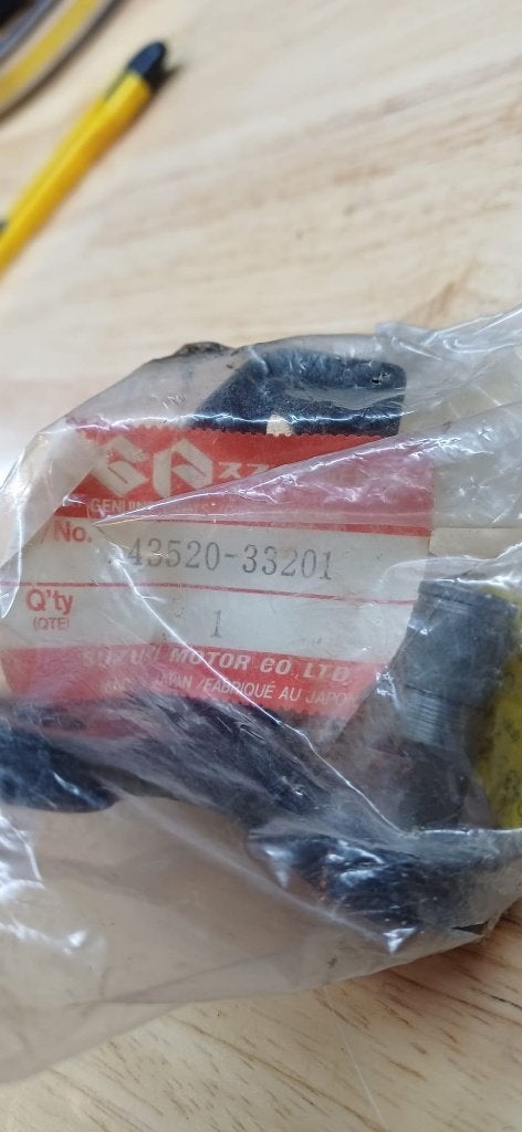 37. Suzuki gsx400 voetsteunbeugel L 43520-33201, Ophalen of Verzenden