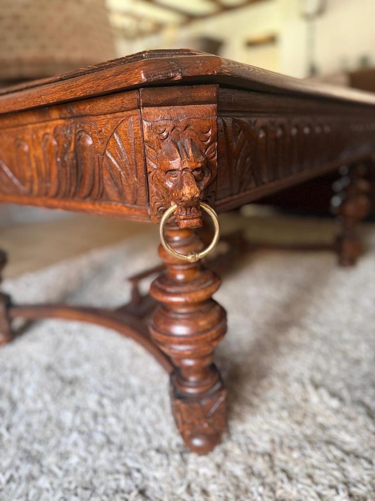 Antieke salontafel met houtsnijwerk en leeuwenkoppen, Ophalen