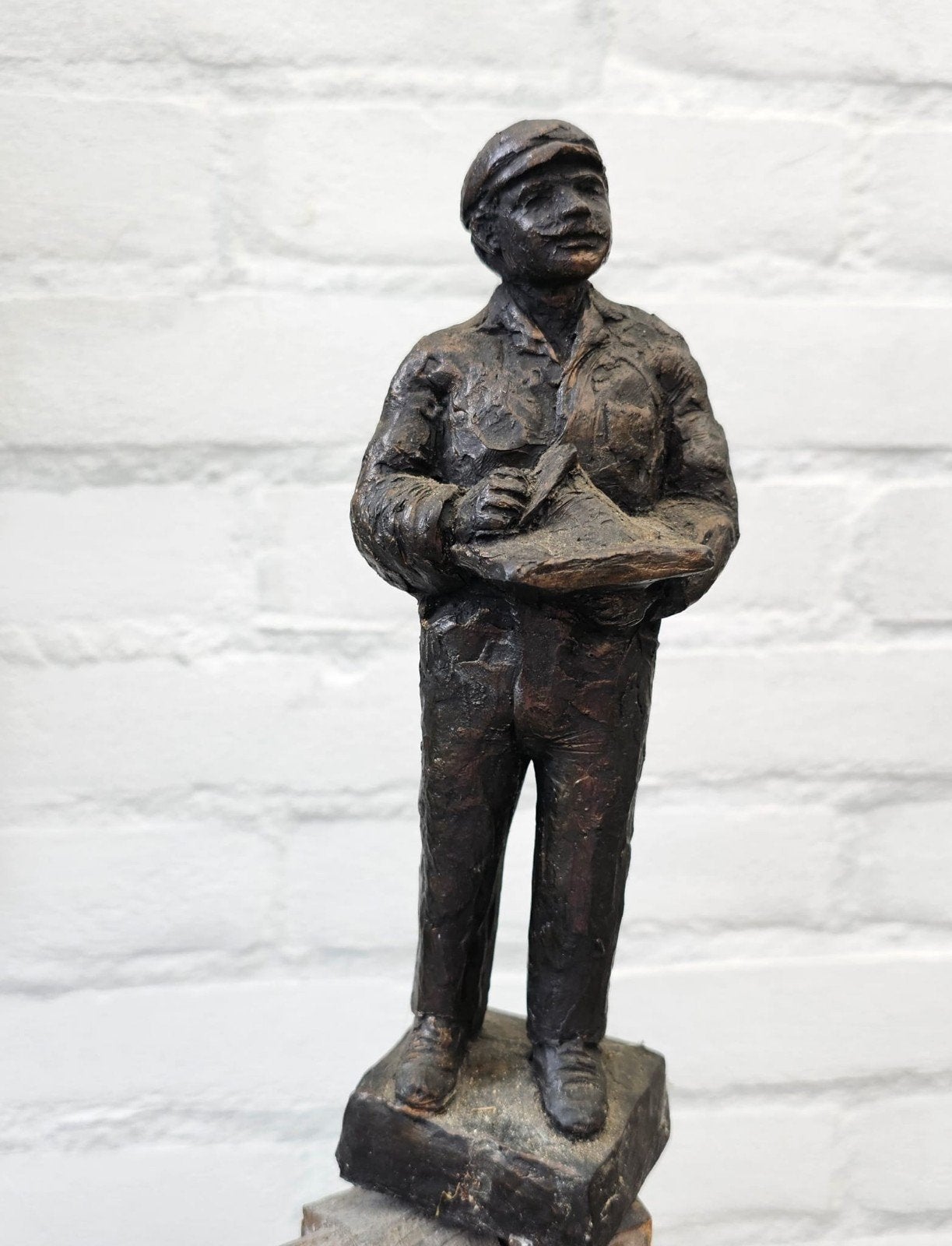 Beeld van een man met pet en troffel, Antiek en Kunst, Ophalen, Handgemaakt, 20 - 50 cm, Overige materialen