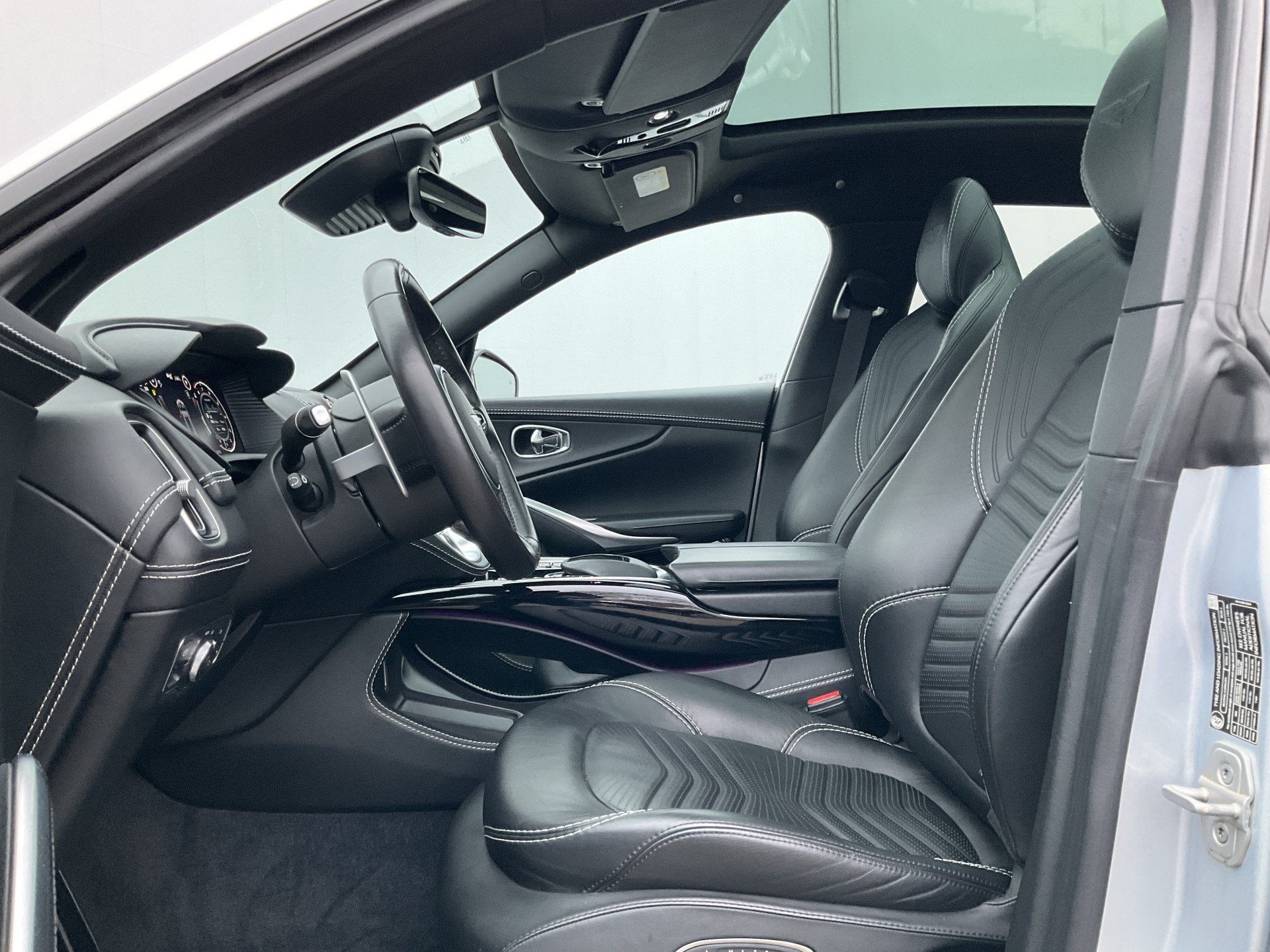 Foto 25 van Aston Martin Dbx 4.0 V8 360 Memory Stoelverw/koeling Sfeer