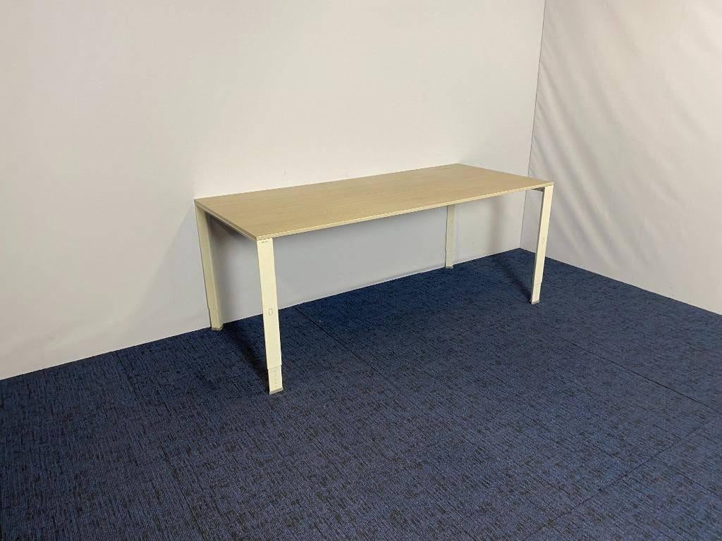 1x Bureau Ahrend 700, eiken blad, wit onderstel, 180 x 80 cm, Ophalen, Gebruikt, In hoogte verstelbaar, Computerbureau