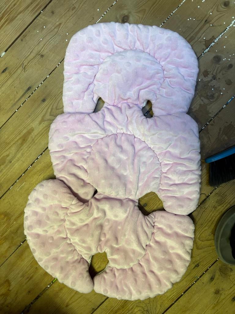 Roze kussen voor autostoel of kinderwagen, Ophalen, Gebruikt
