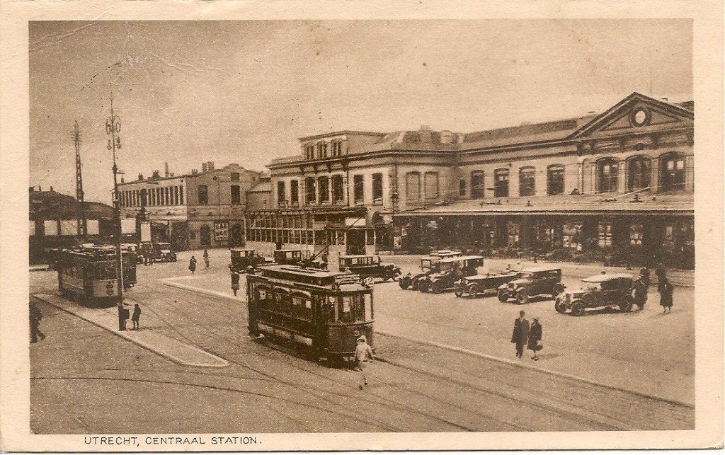 Oude ansichtkaart Utrecht Centraal Station, trams, auto's, Ophalen of Verzenden, 1920 tot 1940, Gelopen, Utrecht