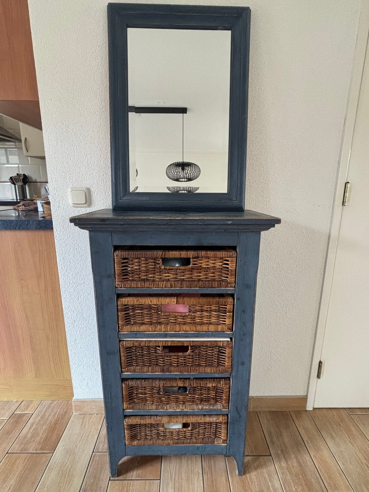 Kastje met spiegel en rieten mandjes voor hal, Huis en Inrichting, Ophalen, Met plank(en), Minder dan 50 cm, Gebruikt