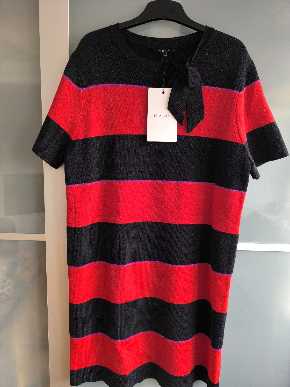 Nikkie Jolien Stripe Bow Dress - Nieuw met prijskaartje, Maat 38/40 (M), Zwart, Nieuw, Ophalen of Verzenden
