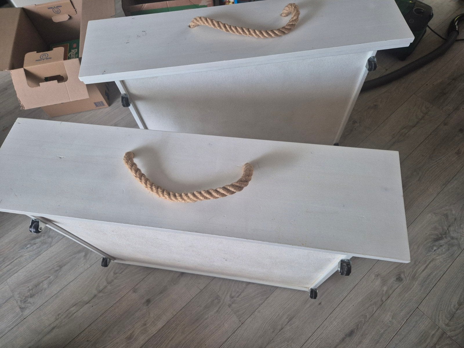 T.e.a.b. 2x Witte bedlades met touw handvatten, Ophalen, Hout, Gebruikt, Landelijk