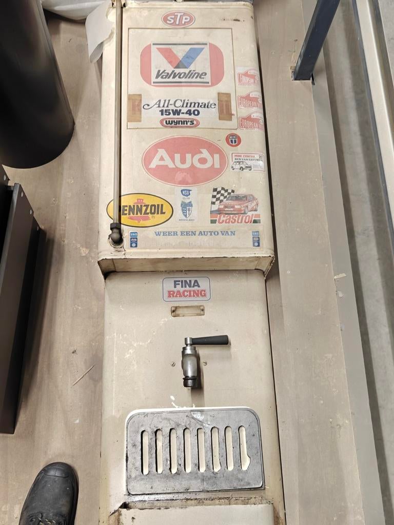 Vintage Hangende Olie Dispenser - Garage/Mancave Decor, Auto diversen, Overige Auto diversen, Ophalen