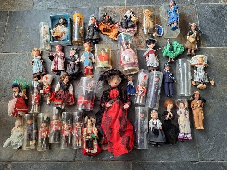 Grote verzameling vintage poppen in diverse klederdracht, Verzamelen, Ophalen of Verzenden, Gebruikt, Pop