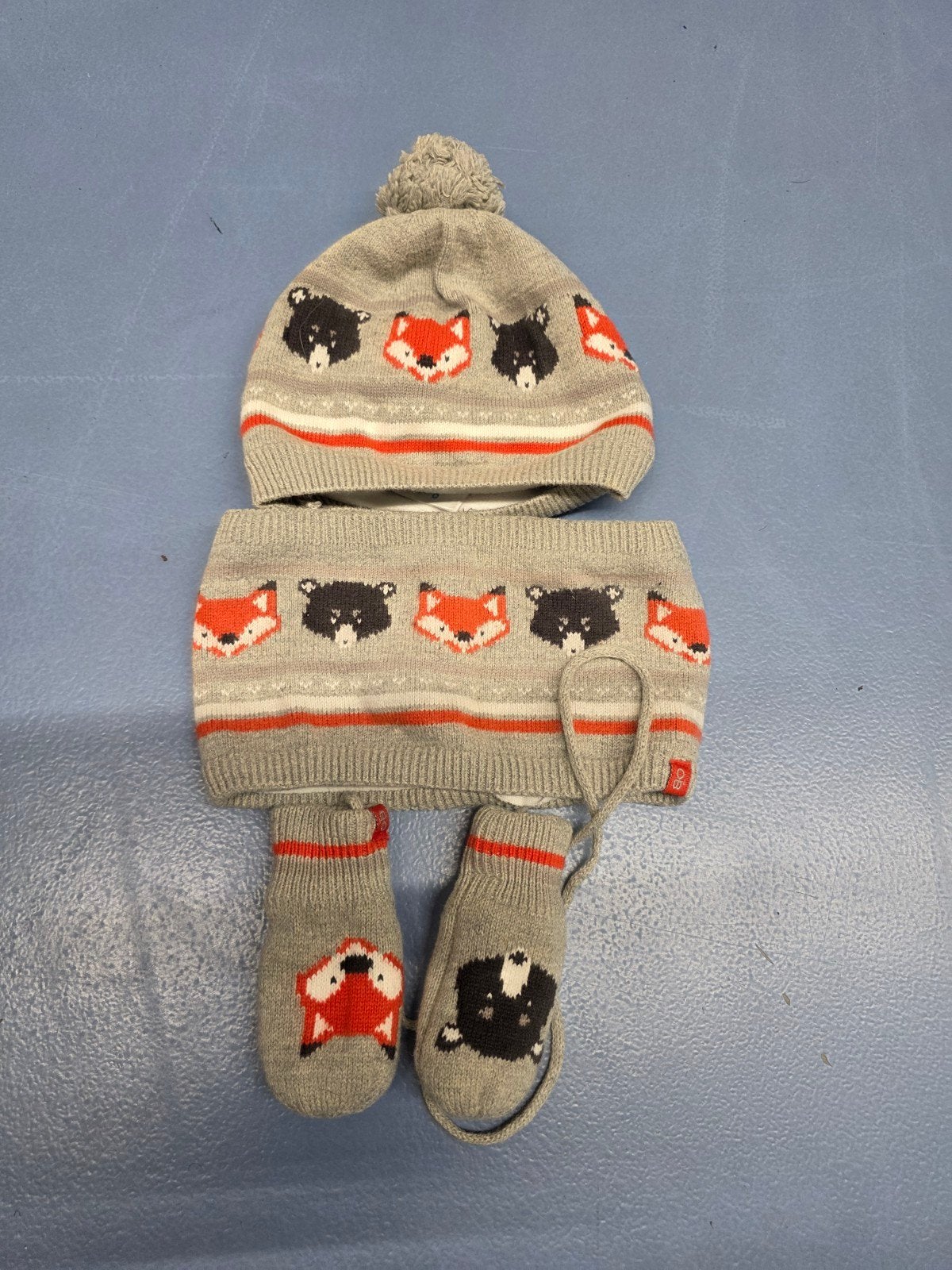 Baby muts, sjaal en wantjes setje met vossen en beren, Gebruikt, Ophalen of Verzenden, Maat 80, Jongetje of Meisje