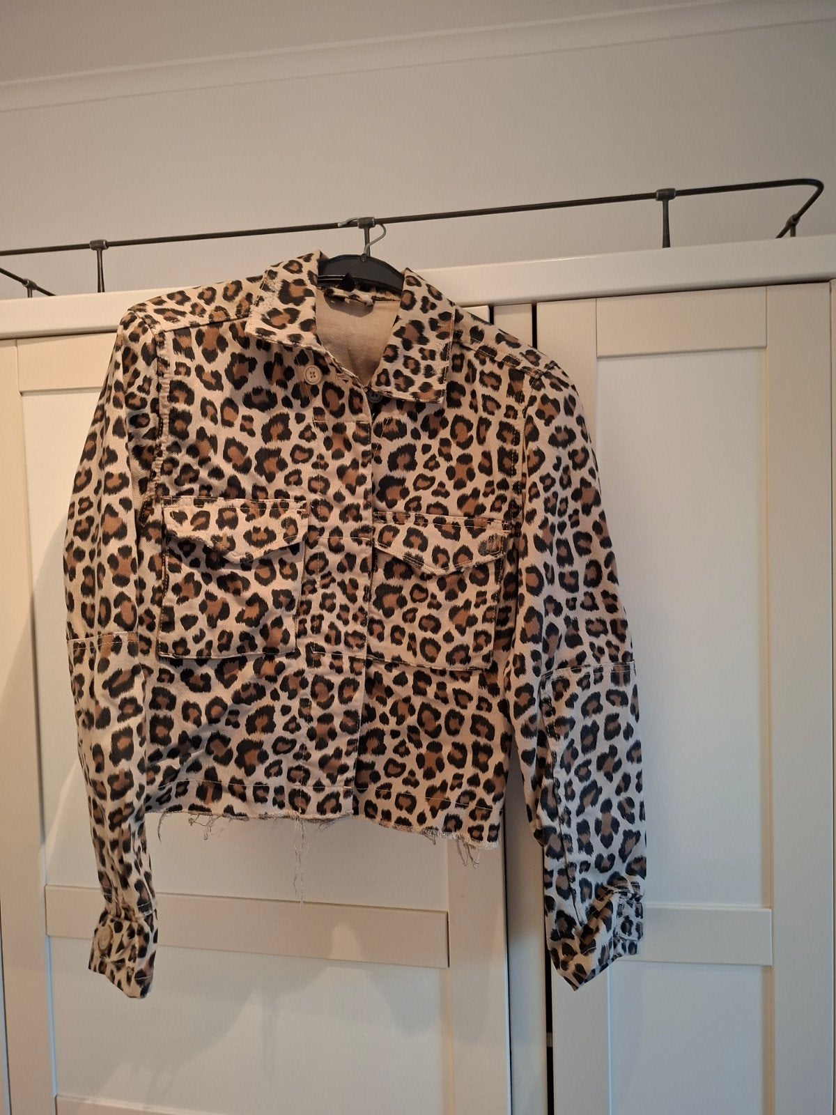 H&M Divided Leopard Print spijkerjack maat 36 (S), Meerkleurig, H&M Divided, Ophalen of Verzenden, Zo goed als nieuw