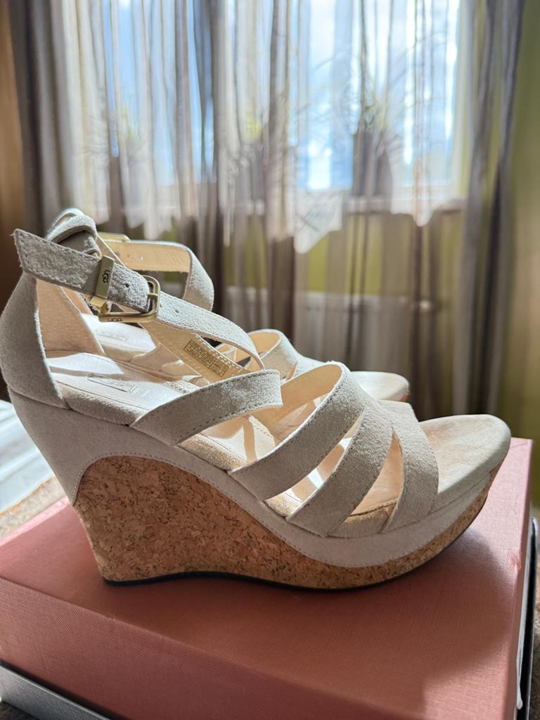 Supertoffe UGG beige suede sleehak, Kleding | Dames, Schoenen, Zo goed als nieuw, Schoenen met hoge hakken, Beige, Ophalen of Verzenden
