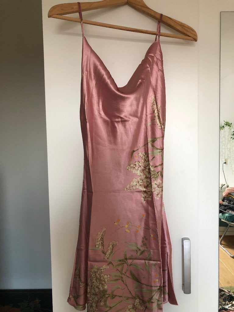 Nieuwe Roze Satijnen Jurk met Bloemenprint, Nieuw, Ophalen of Verzenden, Onbekend, Knielengte
