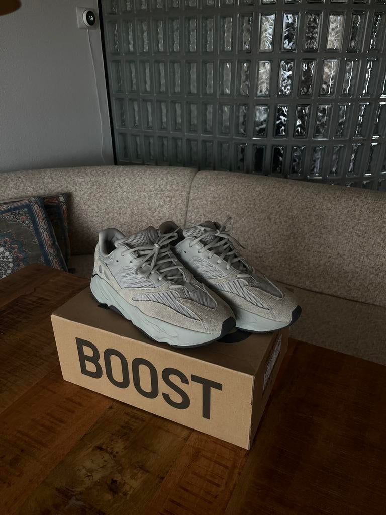 Yeezy 700 v2 Salt, Ophalen of Verzenden, Zo goed als nieuw, Overige kleuren