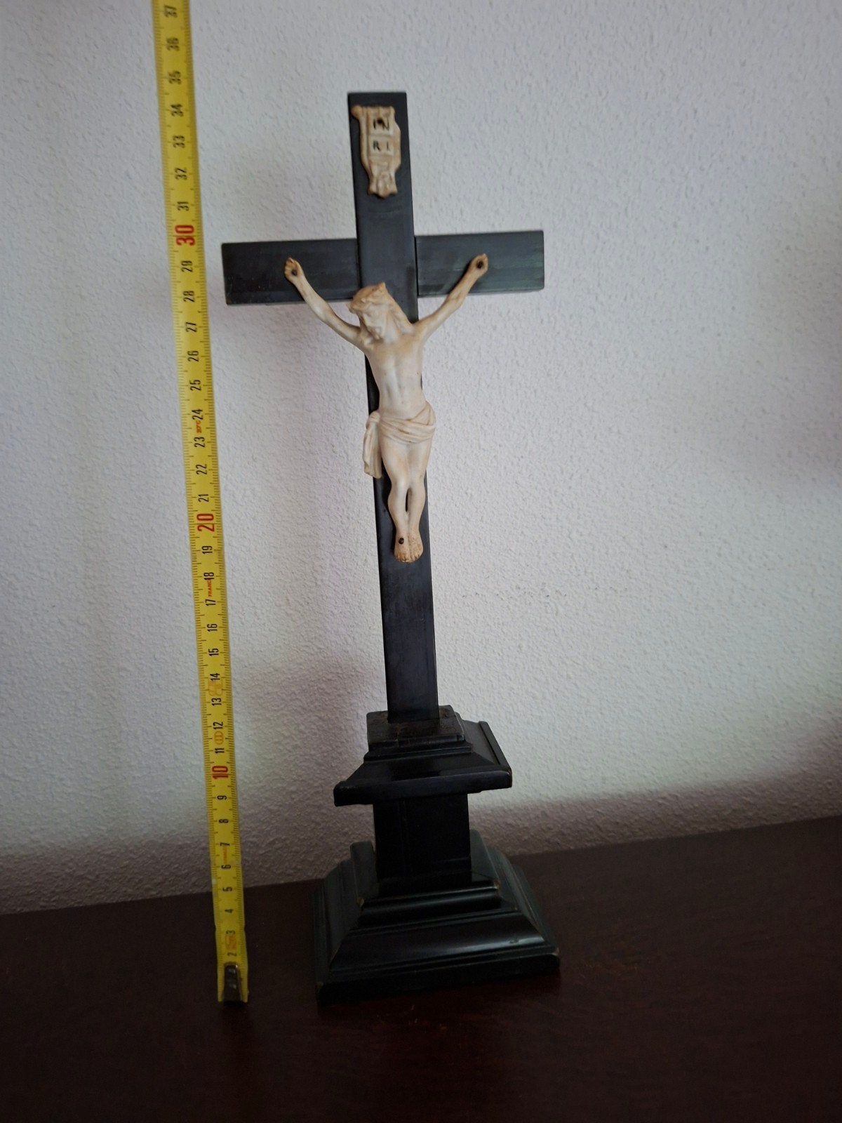 Antiek crucifix met corpus op donkerhouten kruis, Ophalen of Verzenden