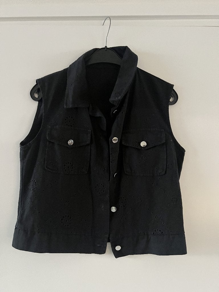 Zwarte broderie gilet met knopen maat m, Onbekend, Ophalen of Verzenden, Zo goed als nieuw