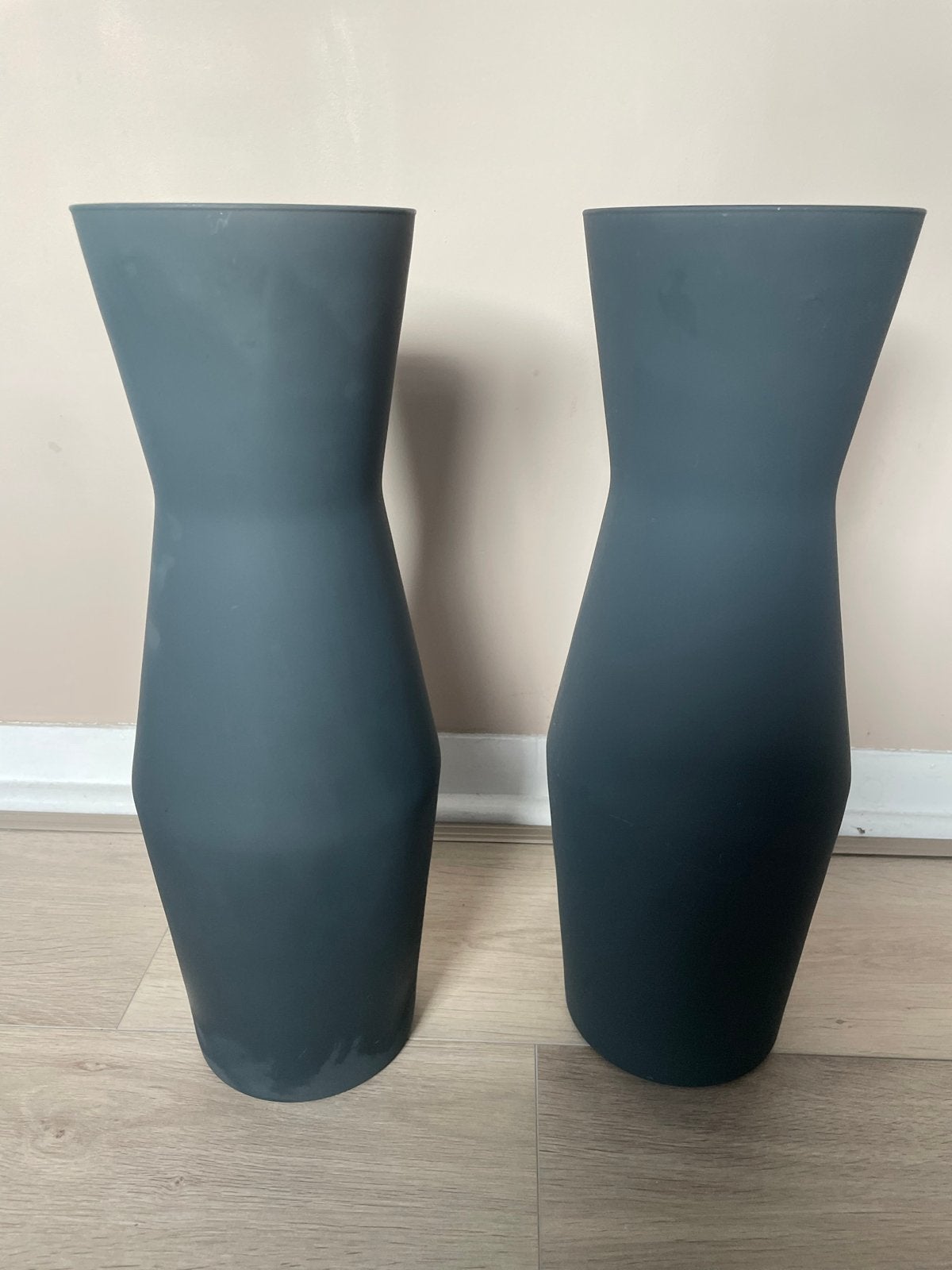 Set van 2 COCO maison vazen, mat grijs, 50 cm hoog, Huis en Inrichting, Ophalen, Overige materialen, Zo goed als nieuw, Grijs