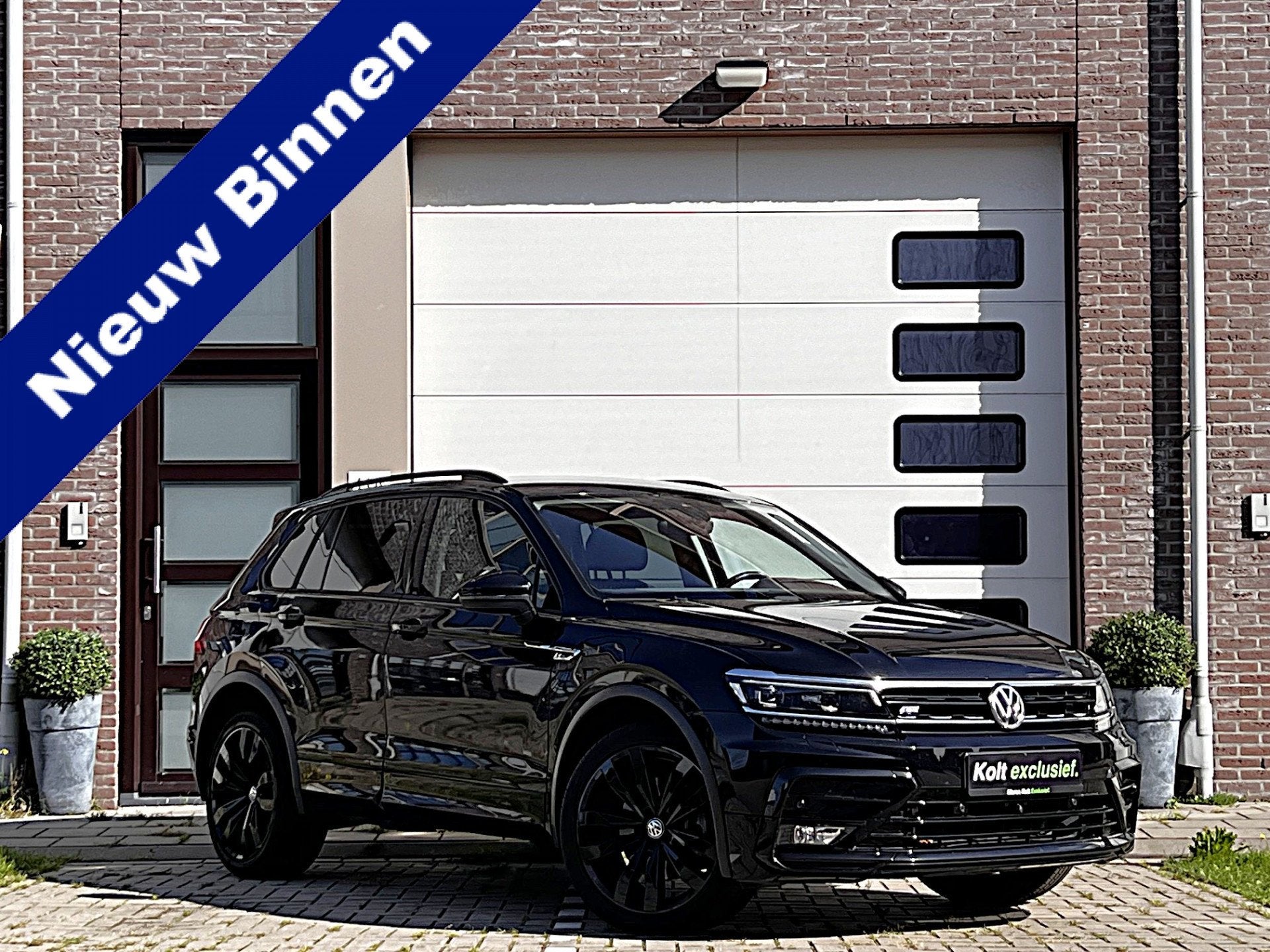 Volkswagen Tiguan 2.0 TDI 4Motion Highline Business R Black, Auto's, Automaat, Dealer onderhouden, Automatische klimaatregeling