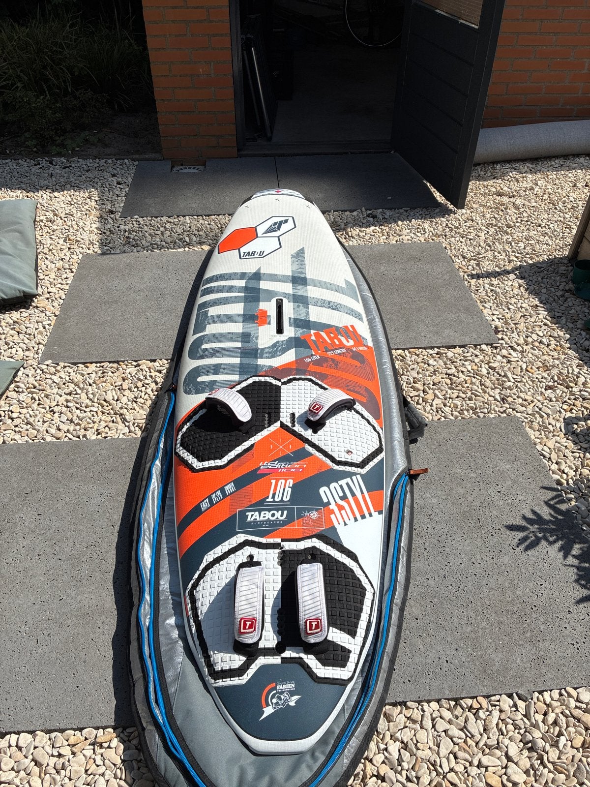 Tabou 3S LTD 106L Windsurfboard - Zo goed als nieuw, Watersport en Boten, Windsurfen, Ophalen, Met voetbanden, Tabou, Minder dan 250 cm