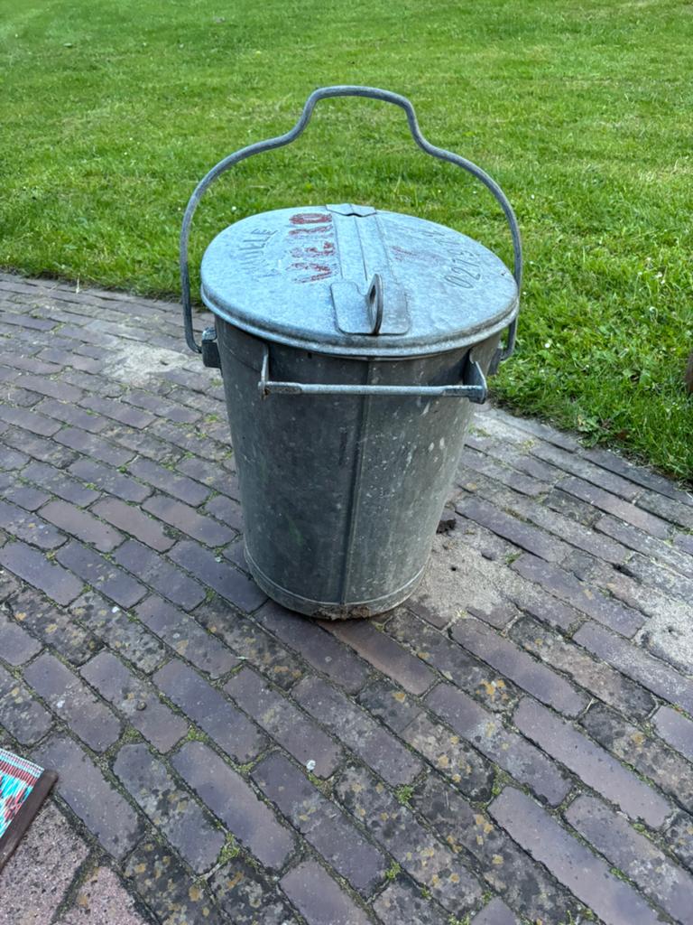 Retro vuilnisbak, Ophalen, Gebruikt