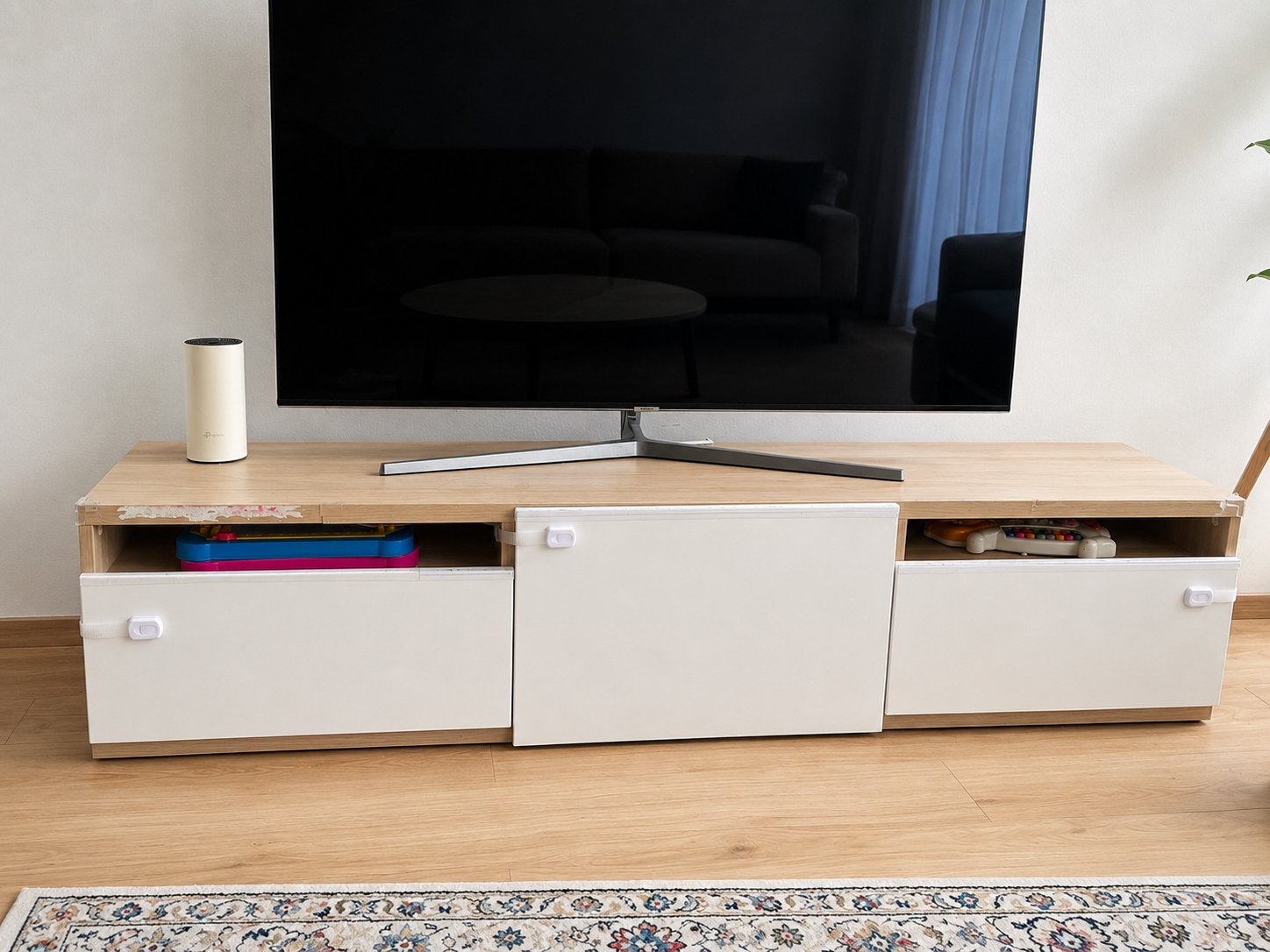 IKEA TV-meubel met lichte beschadiging, Gebruikt, 100 tot 150 cm, Ophalen of Verzenden, Minder dan 100 cm