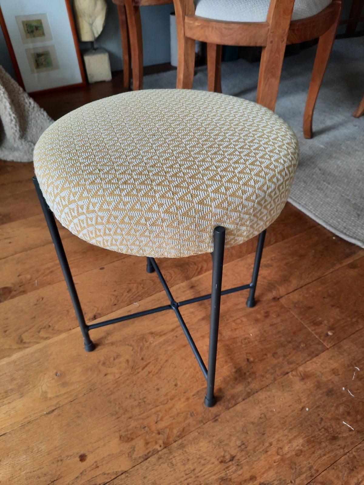 bijzet krukje. ,zwart metalen onderstel, kerrie/creme kleur, Ophalen, Zo goed als nieuw