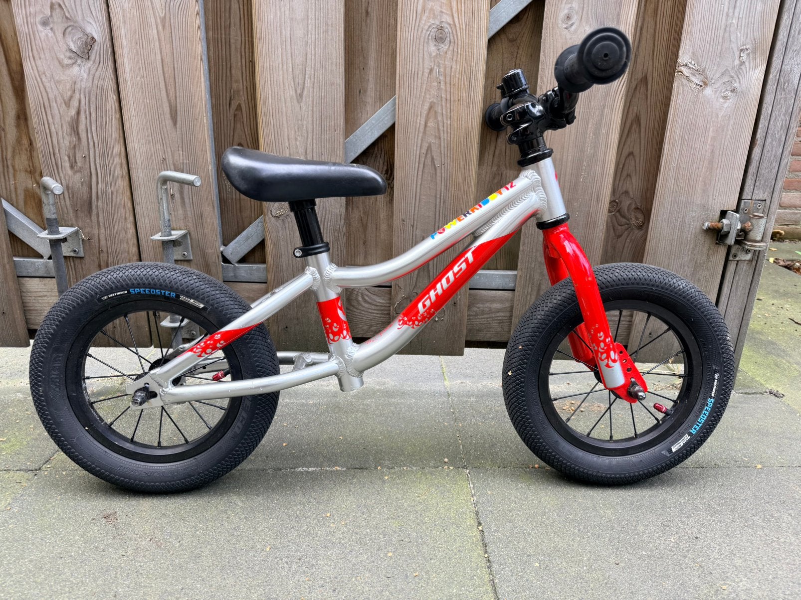 Nette Ghost Loopfiets zilver / rood 12”, Ophalen, Zo goed als nieuw, Loopfiets