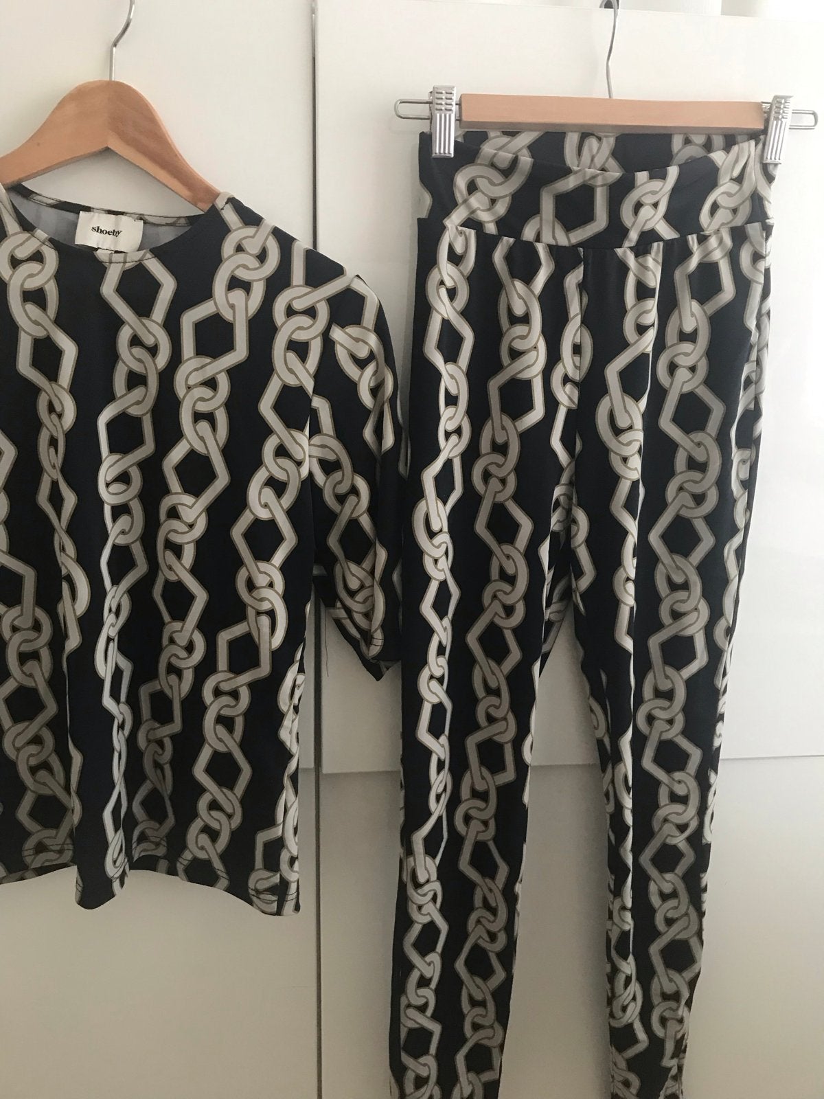 Shoeby set: top met korte mouwen en legging met kettingprint, Ophalen, Zwart, Zo goed als nieuw, Korte mouw
