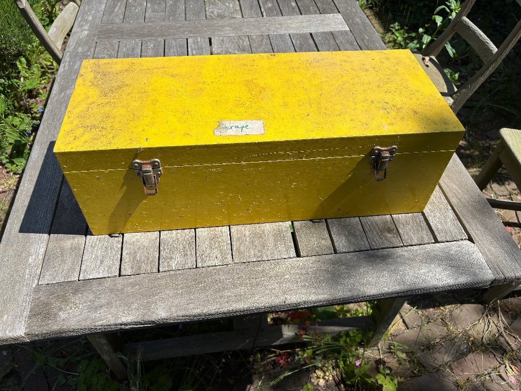 Houten kist (geel), Ophalen