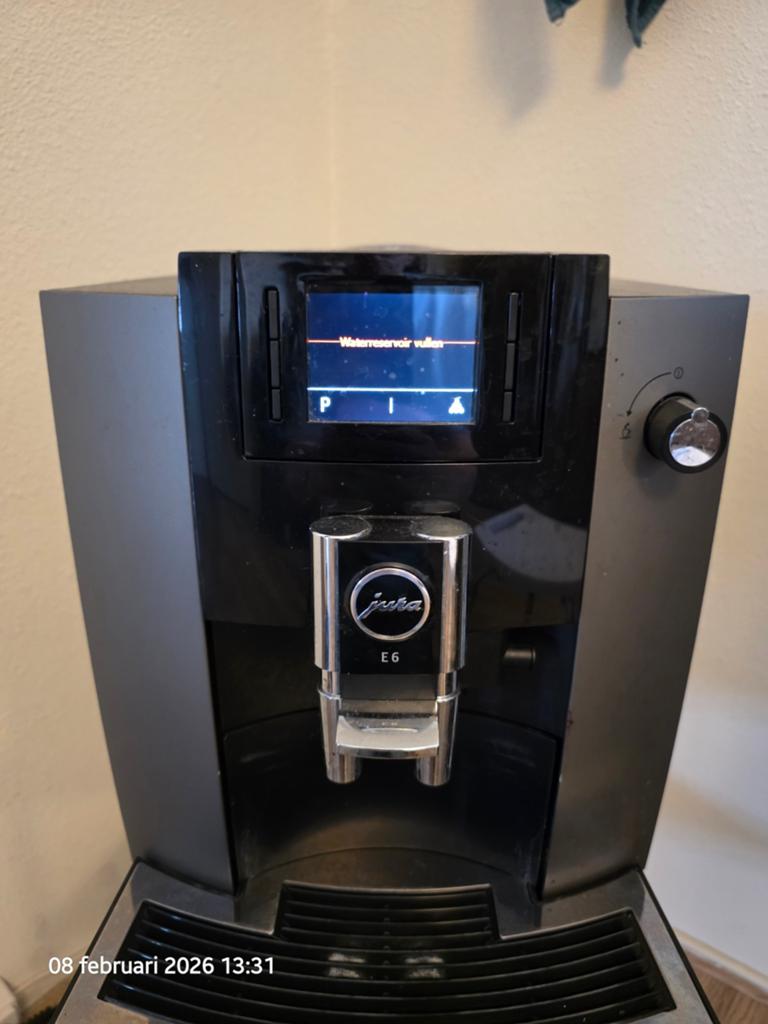 Jura E6 volautomatische espressomachine, Witgoed en Apparatuur, Afneembaar waterreservoir, Gebruikt, 10 kopjes of meer, Koffiemachine