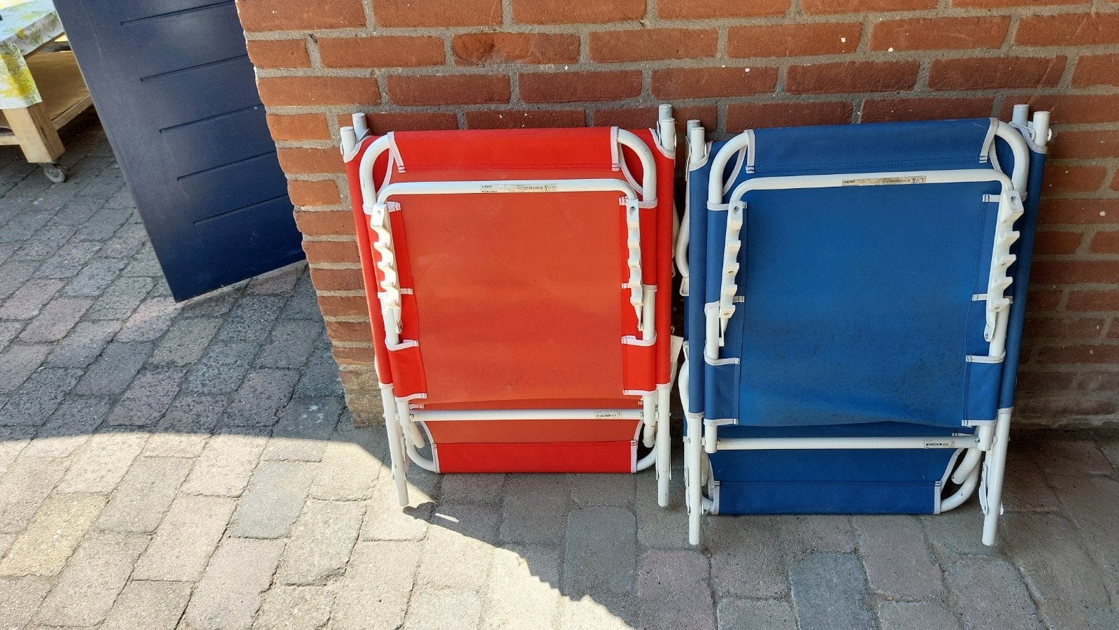 2x Ligbedden - Blauw en Rood - Inklapbaar, Tuin en Terras, Ligbedden, Gebruikt, Metaal, Inklapbaar, Ophalen of Verzenden