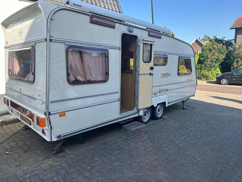 Nette Caravan Engels model , 2550 euro, Caravans en Kamperen, Particulier, 5 tot 6 meter, Tot en met 6, Luifel